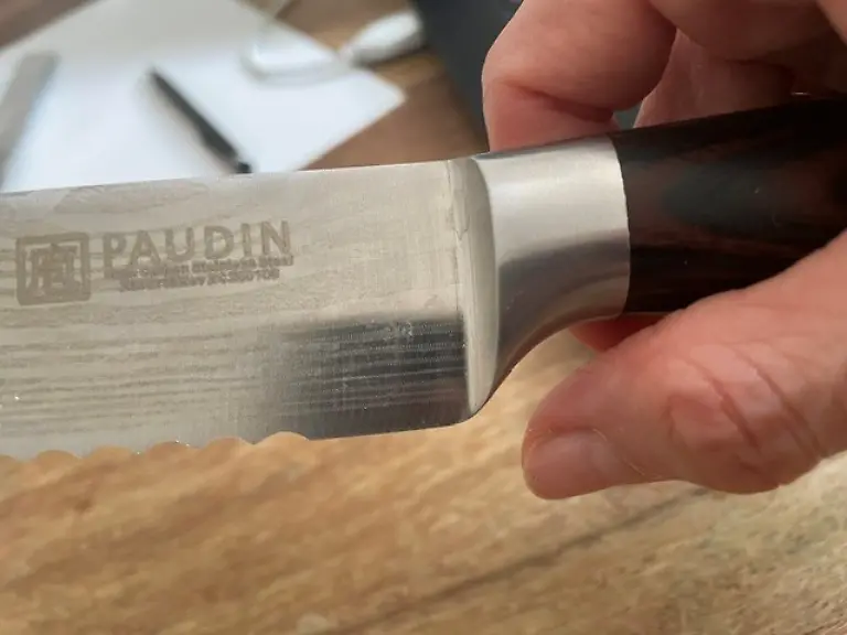 Test Brotmesser Paudin Kropf Metall als Fingerschutz Detail
